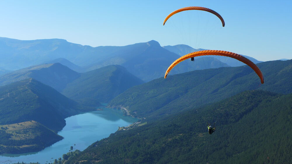 Parapente au dessus d'un lac vers Saint-André-les-Alpes